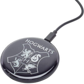 cargador inalambrico con el emblema hogwarts