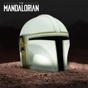 casco mandalorian con luz